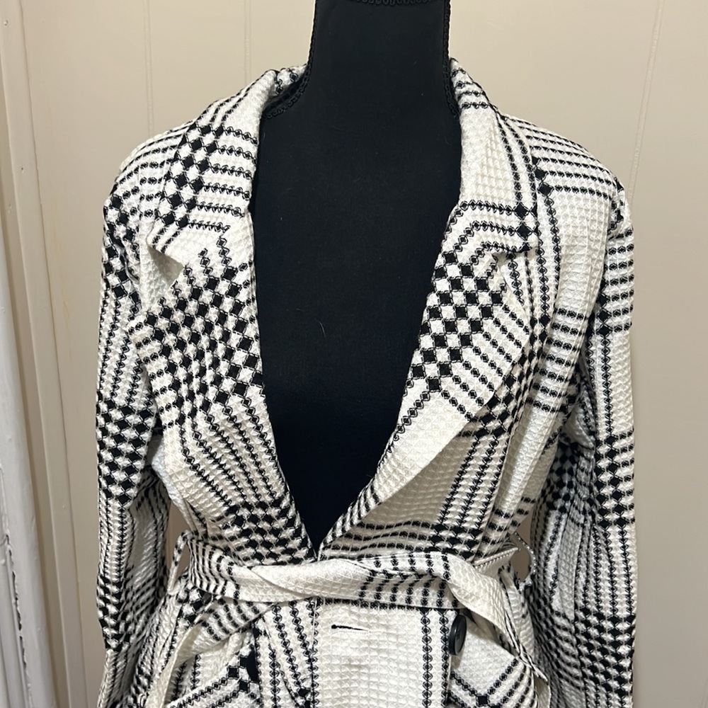 Large White/Black Blazer Jacket